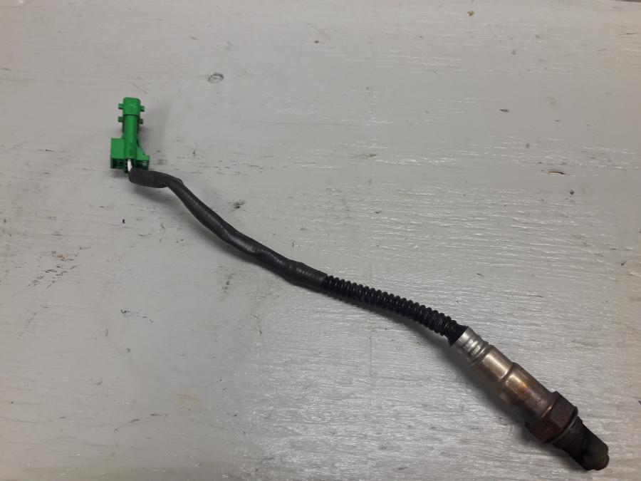 Framsidan på Lambdasond från en KTM 125 Duke -2017 motorcykel.