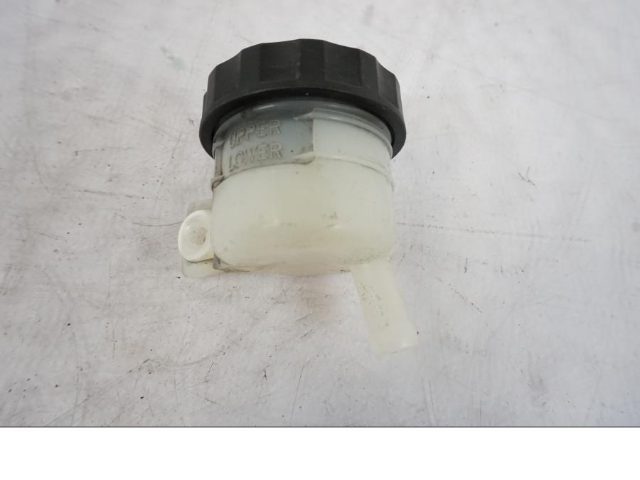 Baksidan på Bromsvätskebehållare från en Kawasaki VN 1500 -2003 motorcykel.