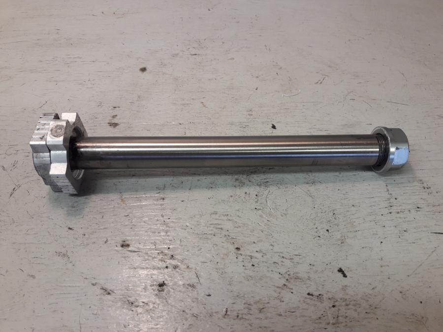 Framsidan på Axel från en KTM 690 SMC -2016 motorcykel.