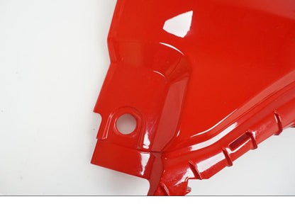 Extrabild2 på Bensintankskåpa från en Ducati Monster 937 -2023 motorcykel.