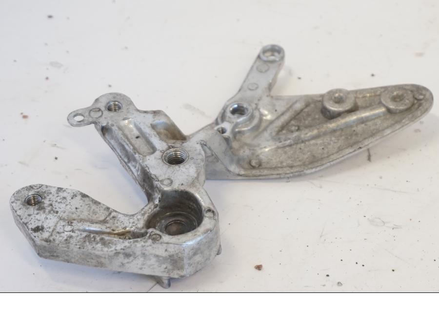 Vänster sida på Fotpinnefäste från en Yamaha YZF 1000 R -1997 motorcykel.