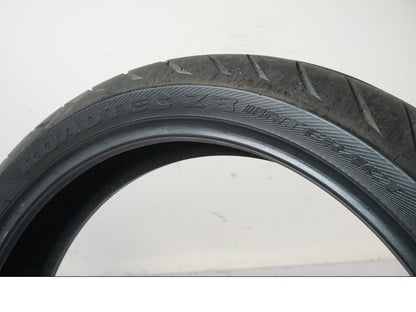 Vänster sida på <p>Begagnad däck av märket Metzeler.</p>

<p>Modell Roadtec Z8 Interact.</p>

<p>Dimension 120/70 ZR 17 M/C (58W). </p>

<p>Mönsterdjup ca: 20% kvar.</p>

<p>Tillv: Vecka 2, år 2020.</p> moped.