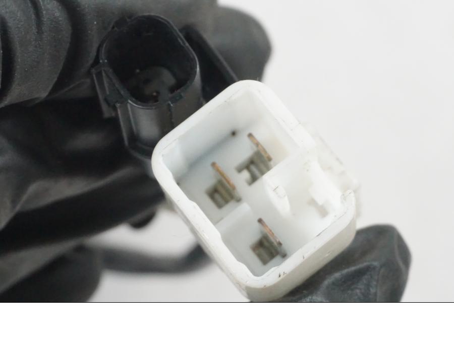 Vänster sida på <p>Låssats från Kawasaki Z 900 ABS 2017.</p>

<p>Tändningslås, 1st nyckel, tanklock, sadellås, ignition immobilisor och CDI/ECU.</p> motorcykel.