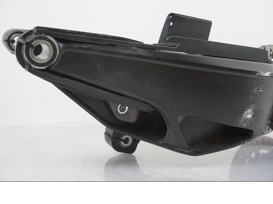 Baksidan på Sving från en KTM 1290 Super Duke R EVO -2023 motorcykel.