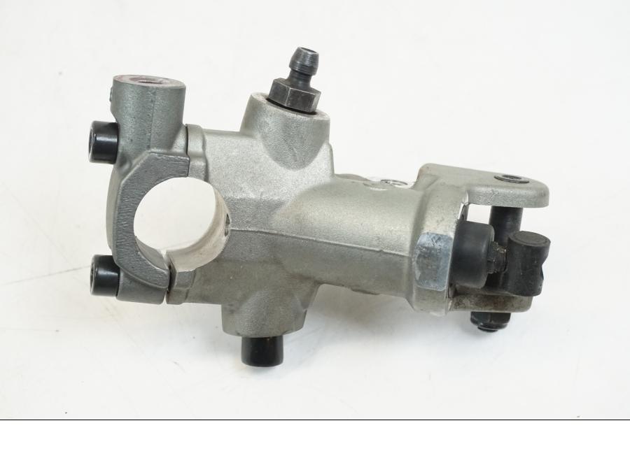 Baksidan på Bromshuvudcylinder från en Ducati Streetfighter S -2011 motorcykel.