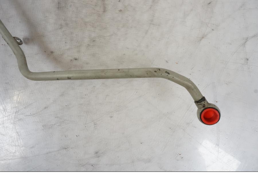 Snett nerifrån på Oljekylslang från en BMW R 1150 GS -2002 motorcykel.