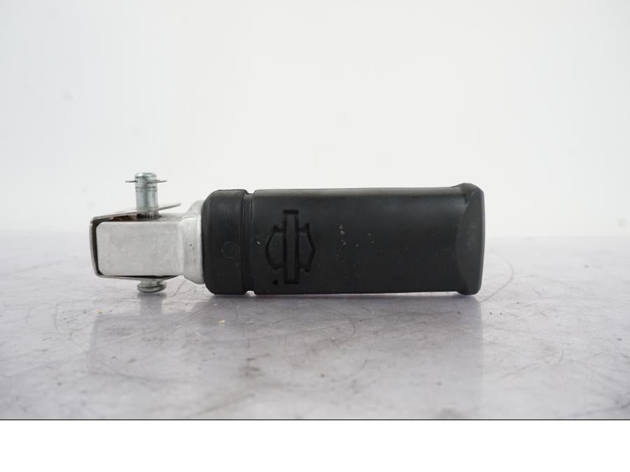 Höger sida på Fotpinne från en H-D Softail Sport Glide FLSB -2022 motorcykel.