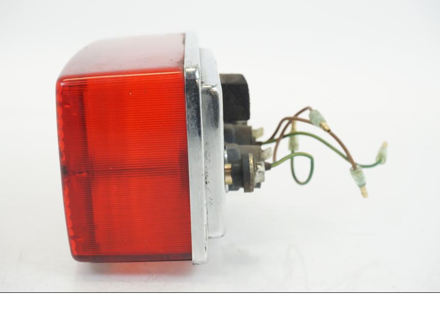 Vänster sida på Baklampa från en Honda CB 750 -2002 motorcykel.