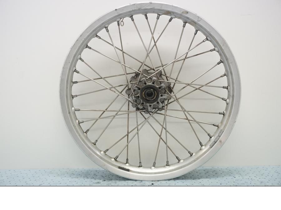 Framsidan på Fälg från en BMW F 650 ST -1999 motorcykel.