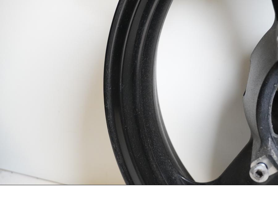 Snett nerifrån på Fälg från en Suzuki DL 1000 -2006 motorcykel.