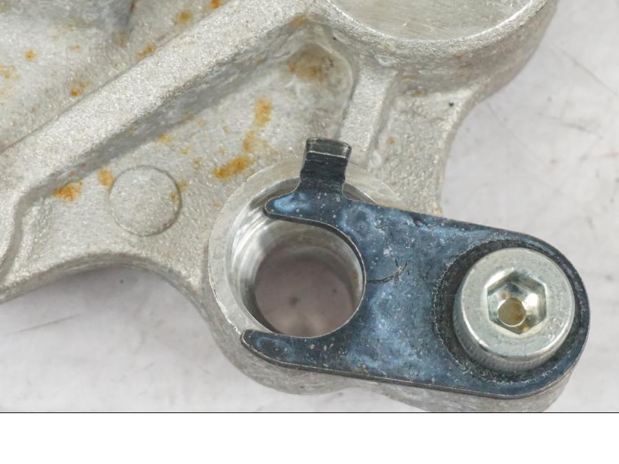 Höger sida på Bromsoksfäste från en Kawasaki Z 125 -2019 motorcykel.