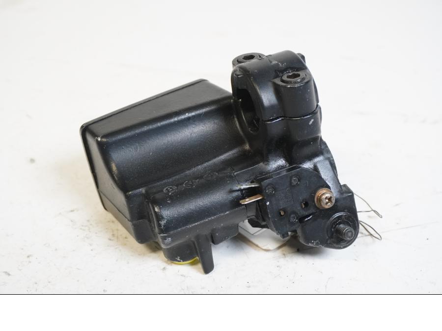 Höger sida på Bromshuvudcylinder från en Yamaha FZ-S 600 -1999 motorcykel.