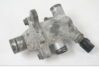 Framsidan på Vattentermostathus från en Suzuki SV 650 S -2005 motorcykel.