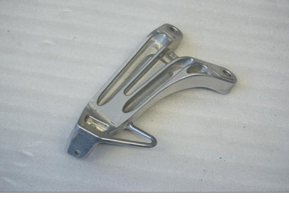 Baksidan på Fotpinnefäste från en Honda CBR 600 RR -2004 motorcykel.