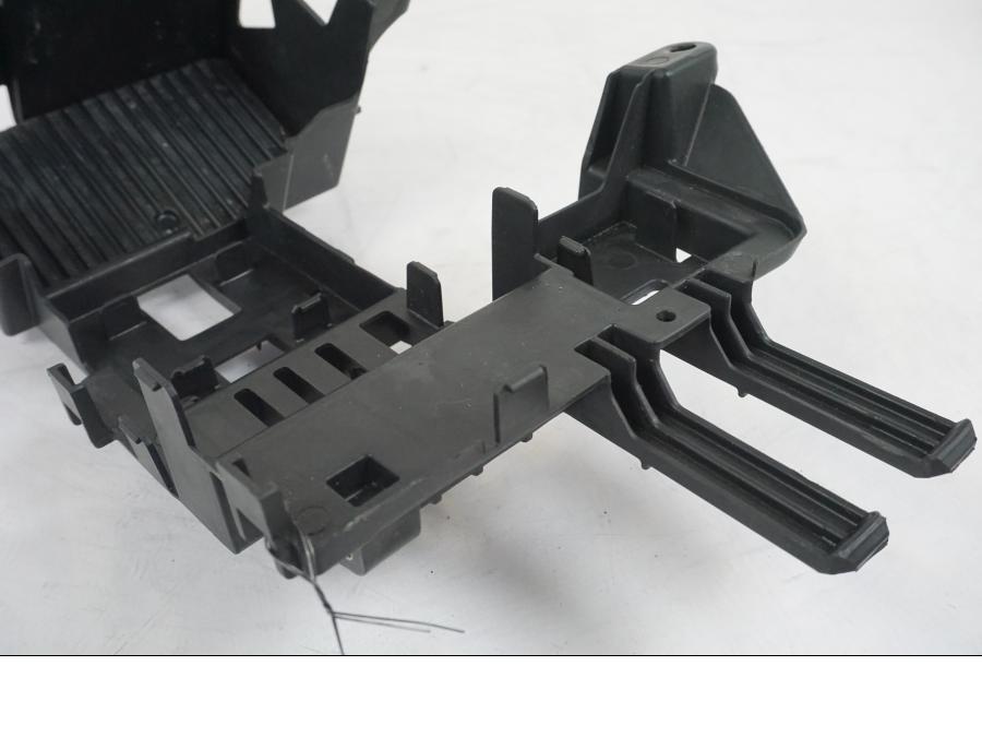 Baksidan på Batterihållare från en KTM 1290 Super Duke R EVO -2023 motorcykel.