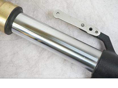 Vänster sida på Gaffelben från en Triumph Tiger -2009 motorcykel.