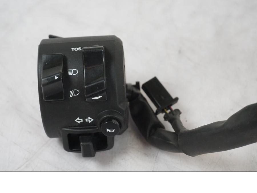 Vänster sida på Styrelreglage från en Yamaha MT-09 -2020 motorcykel.