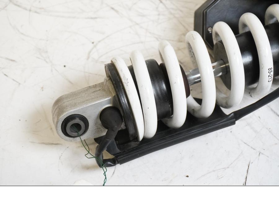 Baksidan på Stötdämpare ESA från en BMW K 1200 R -2006 motorcykel.