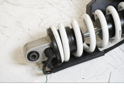 Baksidan på Stötdämpare ESA från en BMW K 1200 R -2006 motorcykel.