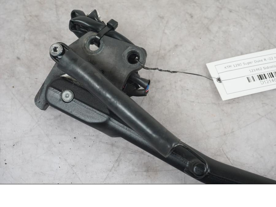 Baksidan på Sidostöd från en KTM 1290 Super Duke R -2022 motorcykel.