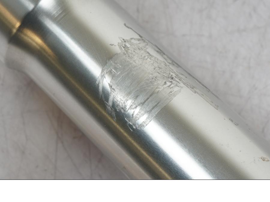 Snett uppifrån på <p>Gaffelben höger till R 1200 RT 2011.</p>

<p>Skrapmärken, repor och mindre jack finns se bilder.</p> motorcykel.