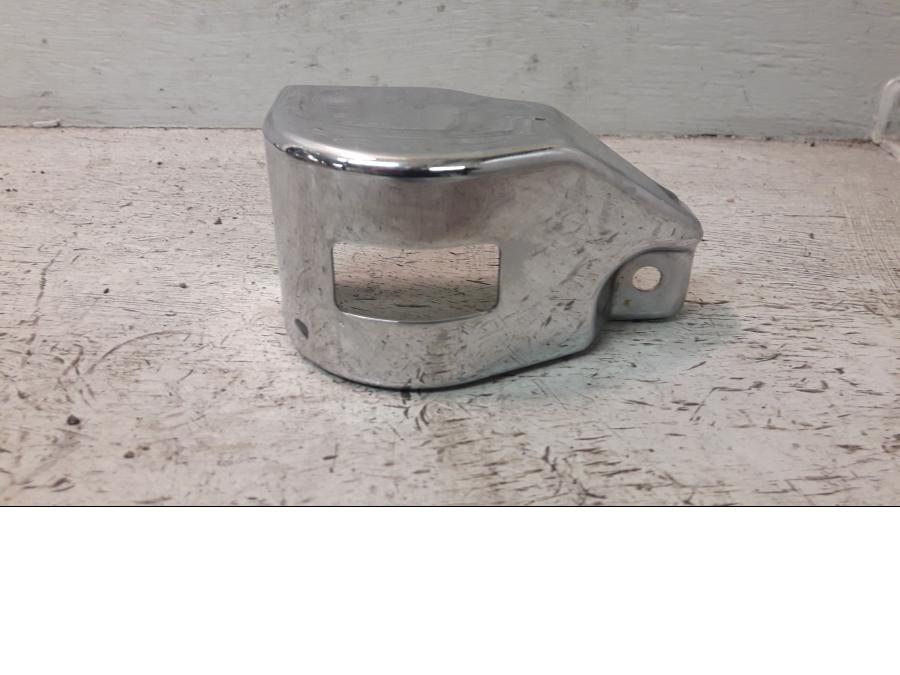 Framsidan på Bromshuvudcylinderskydd från en Suzuki VZ 1600 -2005 motorcykel.