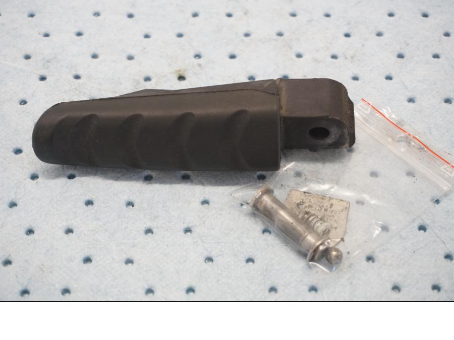 Framsidan på Fotpinne från en BMW F 800 ST -2007 motorcykel.