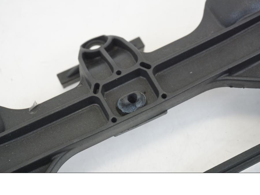 Höger sida på Batterihållare från en Ducati Streetfighter V4 -2020 motorcykel.