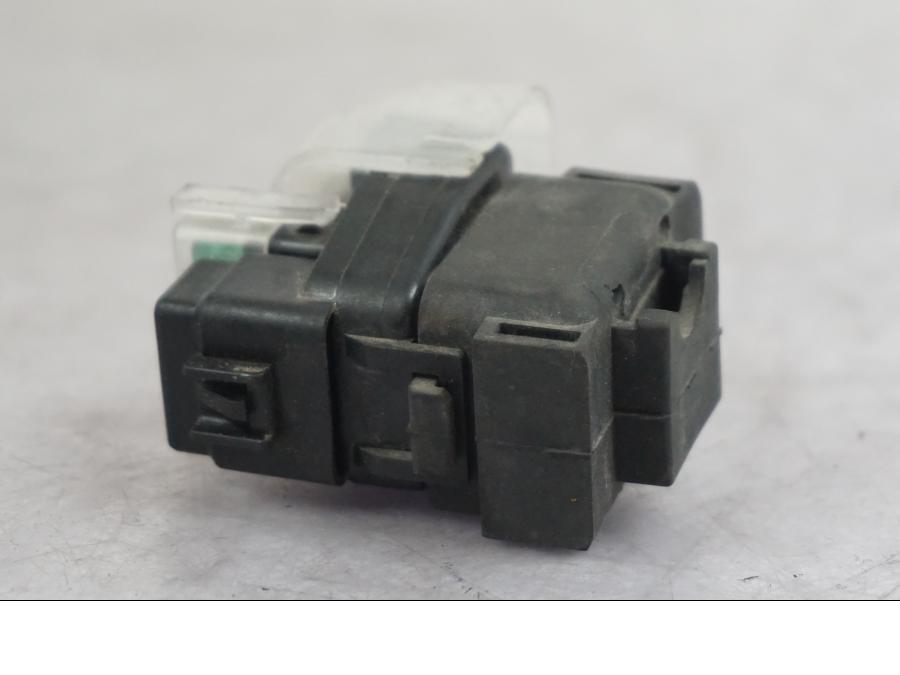 Vänster sida på Startrelä från en Triumph Tiger -2009 motorcykel.