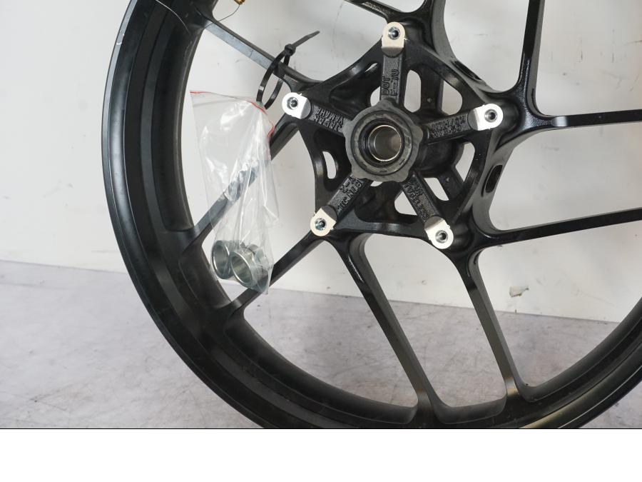 Extrabild3 på Fälg från en Yamaha MT-09 -2024 motorcykel.