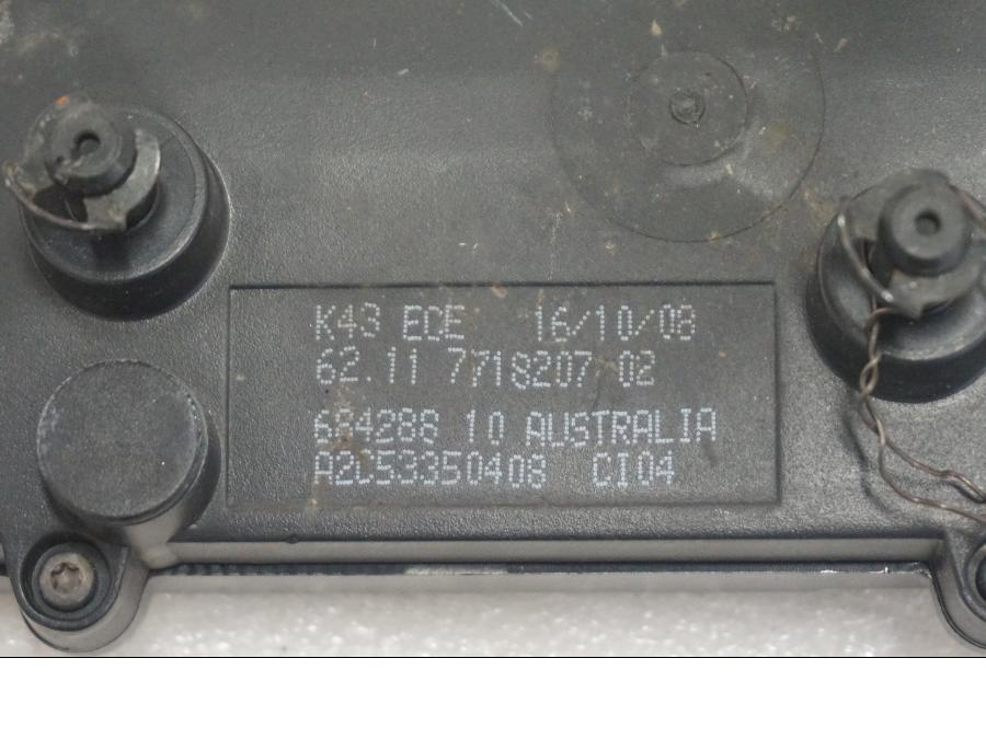 Vänster sida på Instrumentpanel från en BMW K 1300 R -2011 motorcykel.