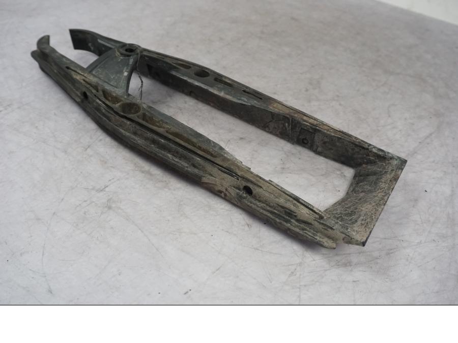 Baksidan på Kedjeguide från en Triumph Tiger Explorer -2016 motorcykel.