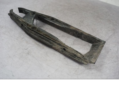 Baksidan på Kedjeguide från en Triumph Tiger Explorer -2016 motorcykel.