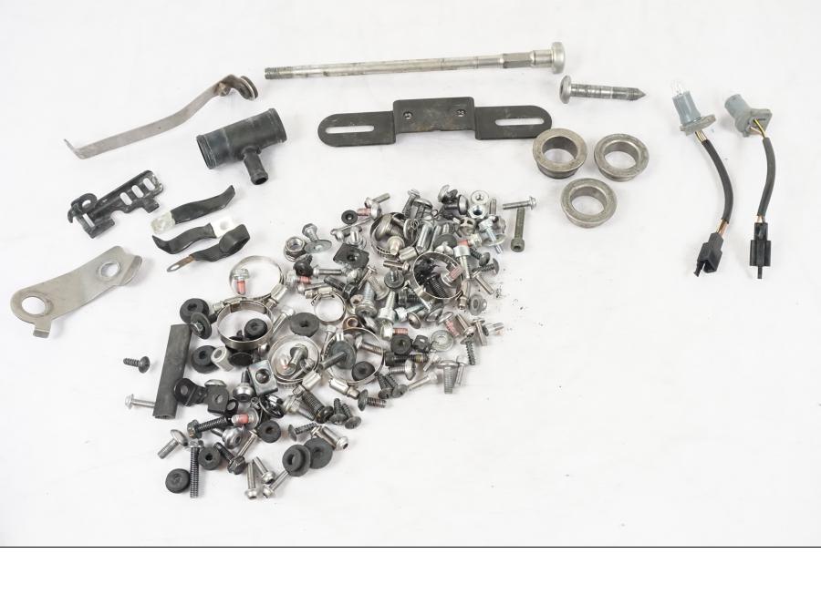 Framsidan på Skruv / Mutter etc från en Kawasaki ZX-6R -2011 motorcykel.