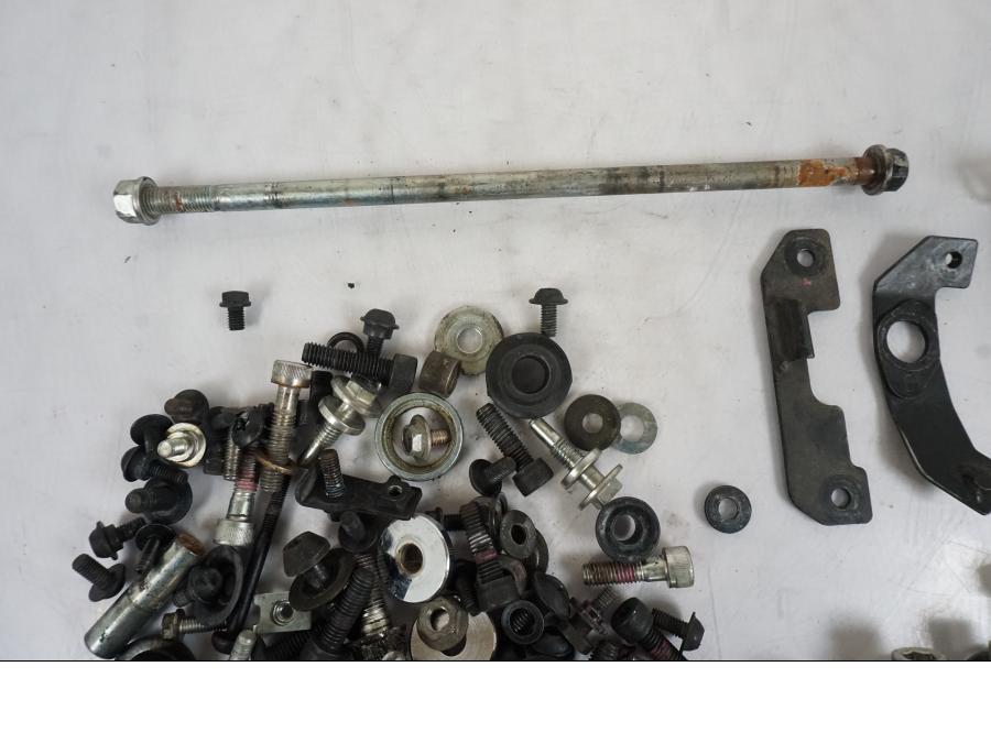 Snett nerifrån på Skruv / Mutter etc från en KTM 125 Duke -2017 motorcykel.