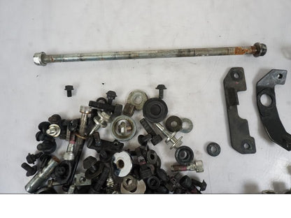 Snett nerifrån på Skruv / Mutter etc från en KTM 125 Duke -2017 motorcykel.