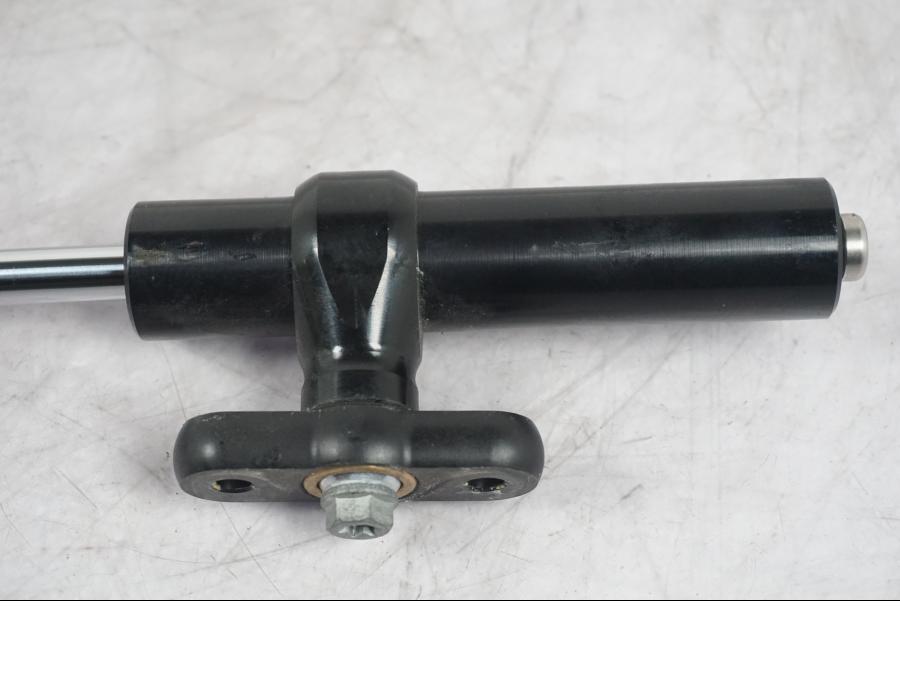 Extrabild2 på Styrdämpare från en KTM 1290 Super Duke R -2022 motorcykel.