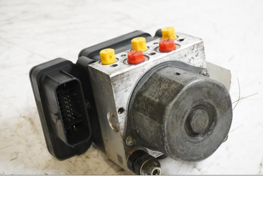 Framsidan på ABS Modulator från en H-D Street Glide FLHX -2015 motorcykel.