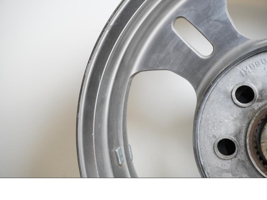 Snett nerifrån på Fälg från en Kawasaki VN 1600 Mean Streak -2004 motorcykel.