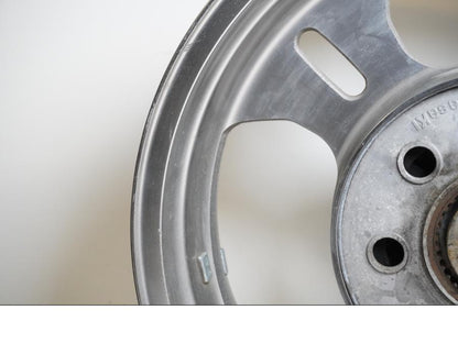 Snett nerifrån på Fälg från en Kawasaki VN 1600 Mean Streak -2004 motorcykel.