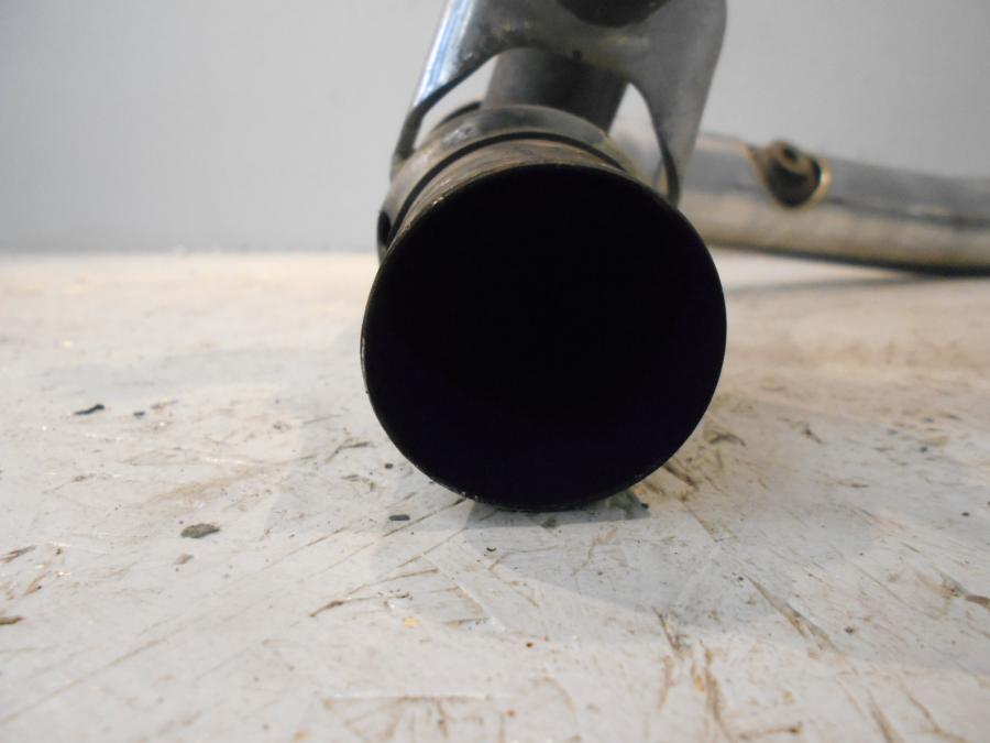 Vänster sida på Grenrör från en Triumph Speedmaster -2010 motorcykel.