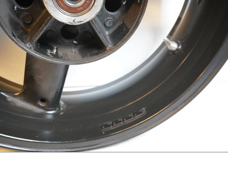 Extrabild2 på Fälg från en Triumph Daytona 650 -2005 motorcykel.