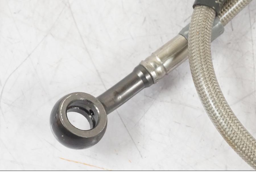 Vänster sida på Bromsledning från en Suzuki GSX 1300 RX -1999 motorcykel.