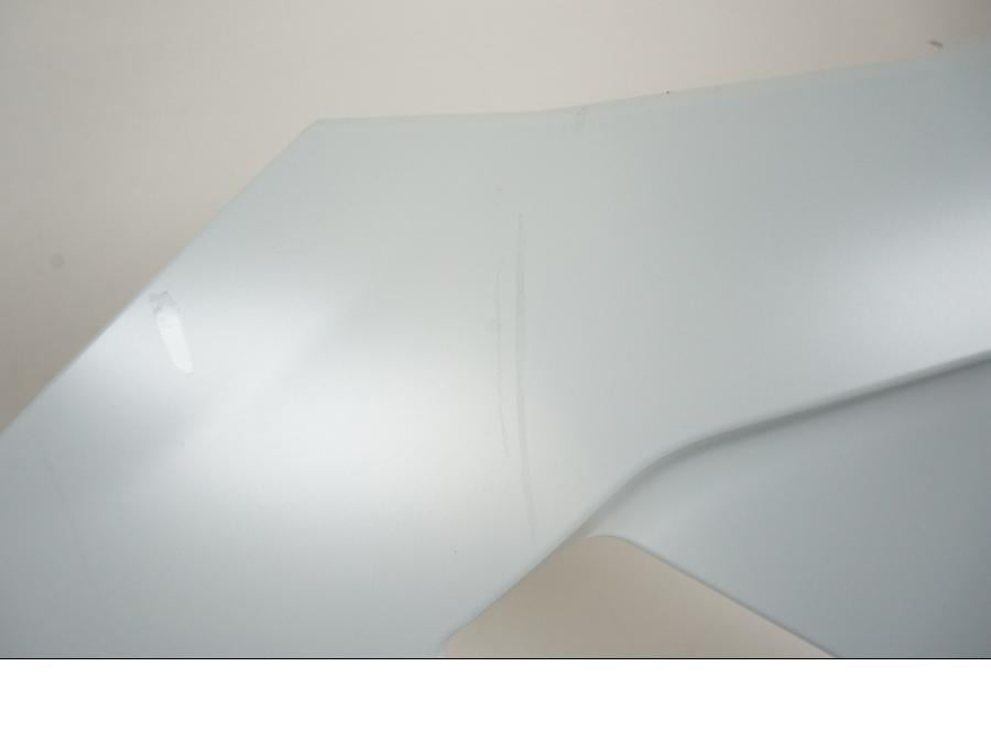 Vänster sida på Magkåpa från en Ducati Panigale V2 -2023 motorcykel.