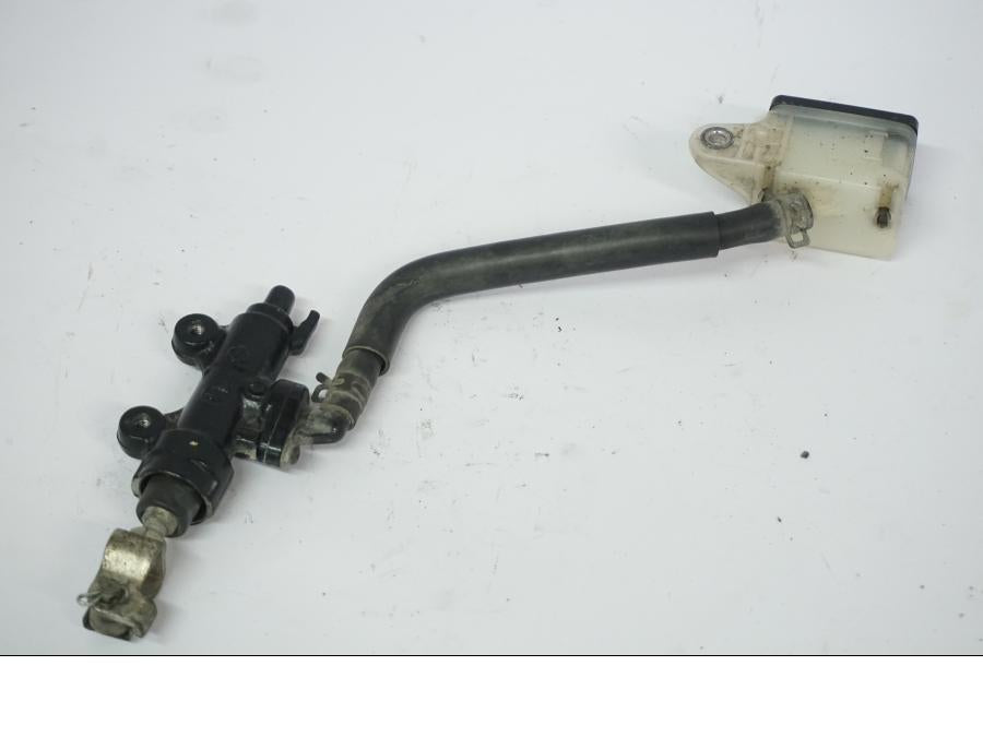 Baksidan på Bromshuvudcylinder från en Honda CB 500 X -2015 motorcykel.