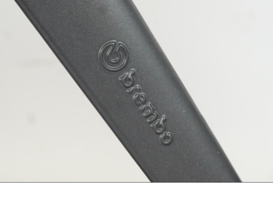 Snett nerifrån på Fälg från en KTM 950 SM -2006 motorcykel.