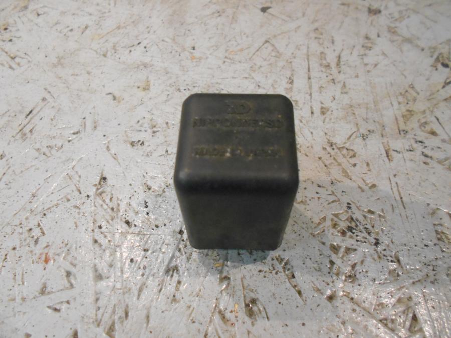 Framsidan på Blinkersrelä från en Kawasaki GPZ 500 -1987 motorcykel.