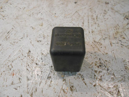 Framsidan på Blinkersrelä från en Kawasaki GPZ 500 -1987 motorcykel.