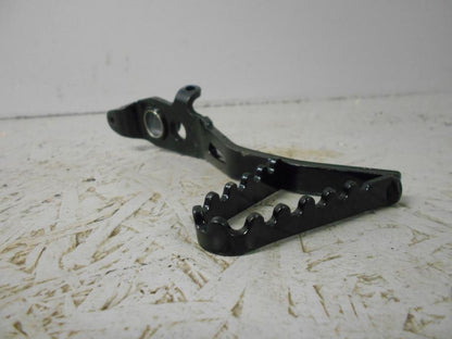 Höger sida på <p>Bromspedal från BMW R 1200 GS 2015.</p>

<p>Lite skrapmärken finns.</p> motorcykel.