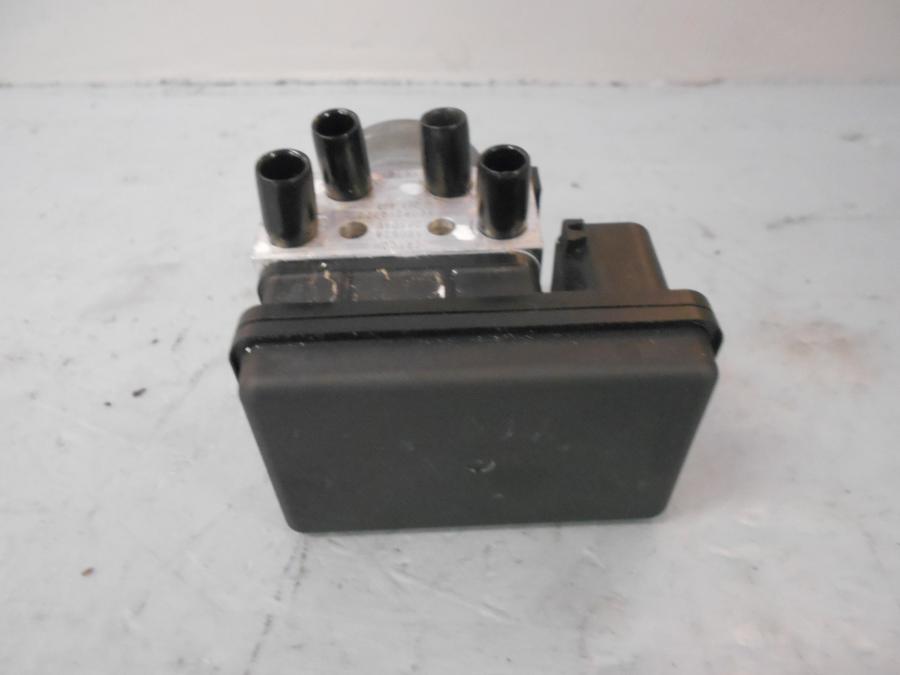 Framsidan på ABS Modulator från en Kawasaki Z 1000 -2019 motorcykel.